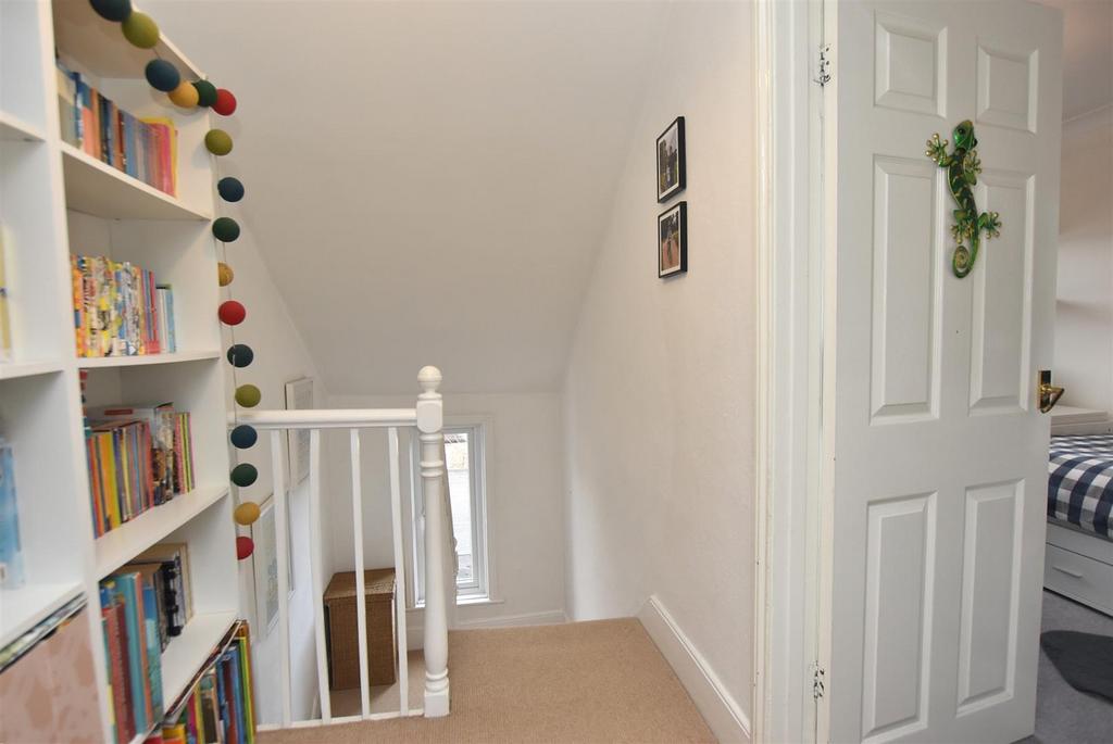 Landing (2nd floor)