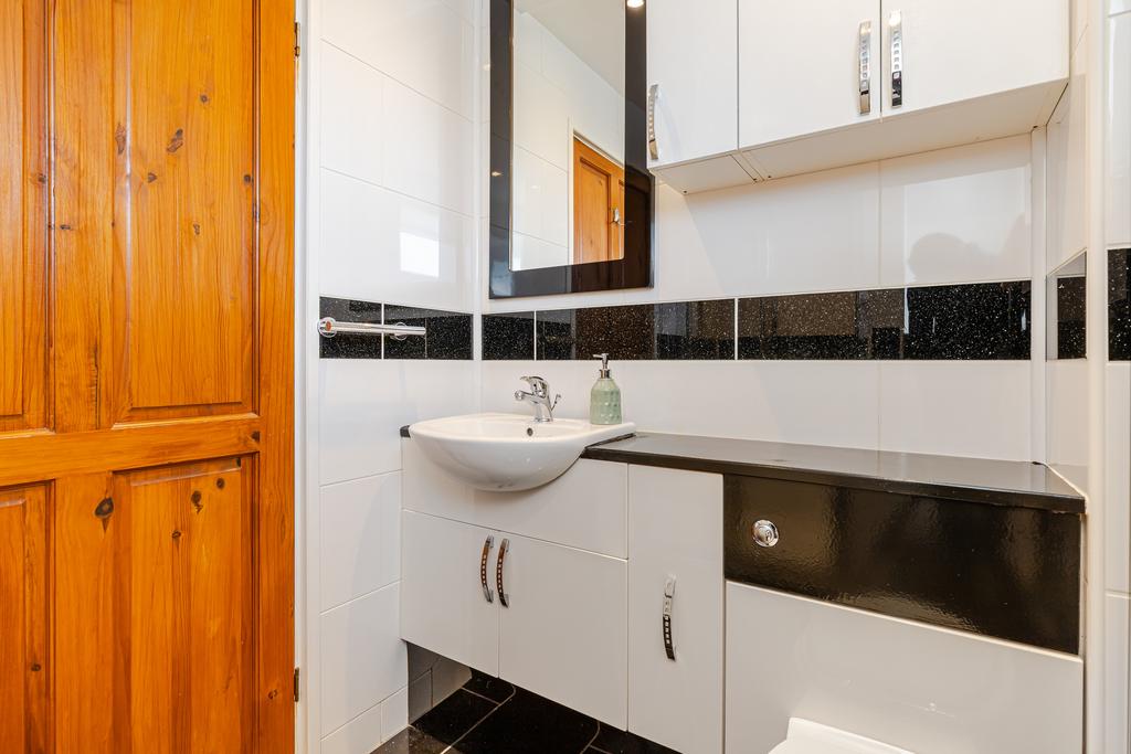 A26 - 10 Coombe Meadows Chillington - 260323