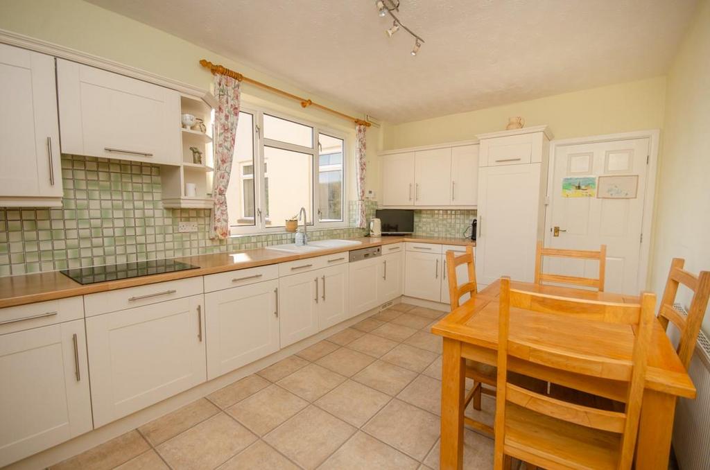 Kitchen pic 2.jpg