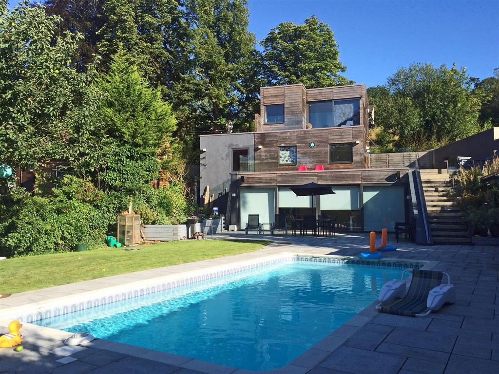 Stonehouse Lane, Cookham Dean, 5 bed detached house £4,500 pcm (£