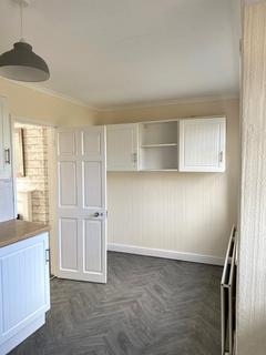 3 bedroom semi-detached house to rent, Milburn Crescent