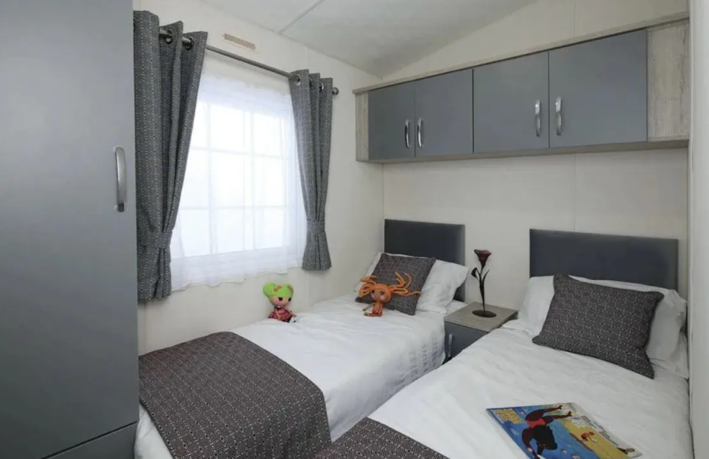 Oakwood Diamond Lodge Twin Bedroom At Oakwood Retr