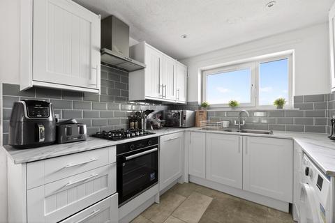 3 bedroom flat for sale, Frimley Close, London