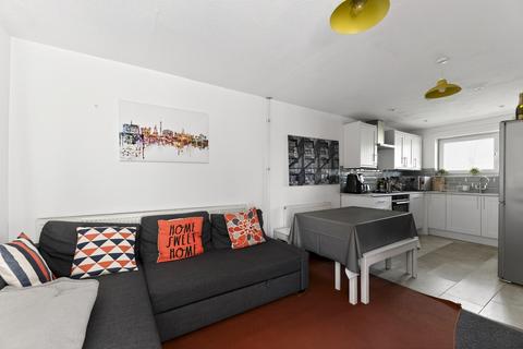 3 bedroom flat for sale, Frimley Close, London