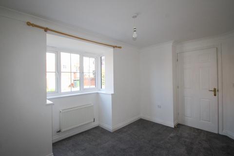 3 bedroom townhouse to rent, Avro Court, Hamble, SO31