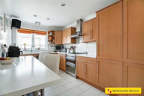 3 bedroom apartment for sale, Vicars Moor Lane, London