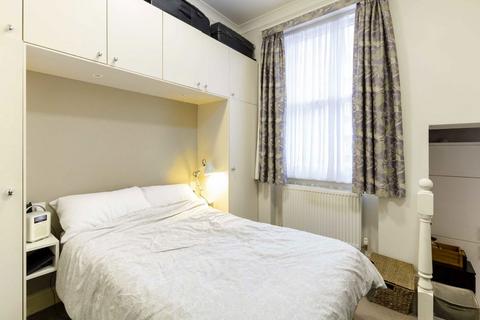 Studio to rent, Claverton Street, London SW1V