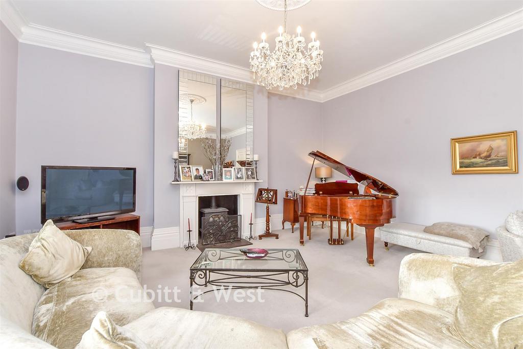 Lounge/Dining Room
