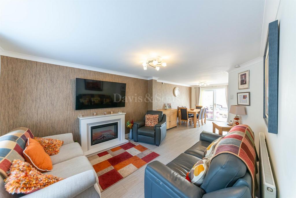 Lounge/Dining Room