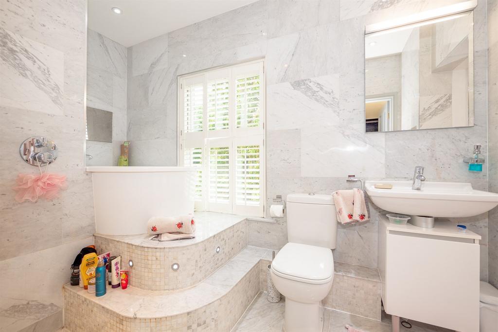 En-Suite Bathroom
