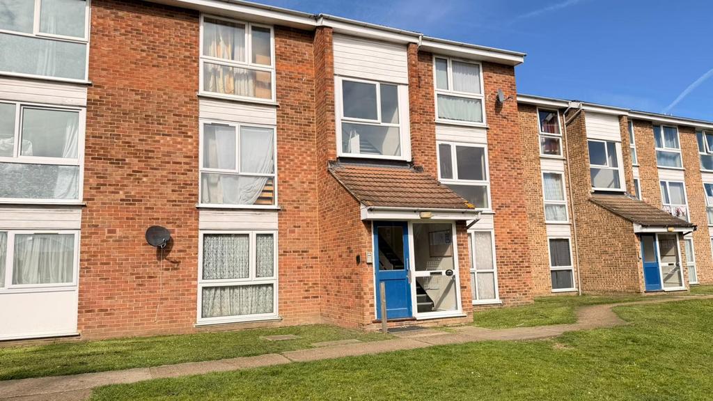 1 bed first floor flat to rent Dellow Close, Ilfo