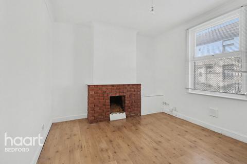 3 bedroom terraced house to rent, Commercial Road, BEDFORD