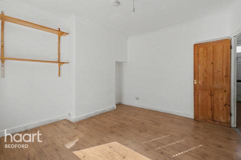 3 bedroom terraced house to rent, Commercial Road, BEDFORD