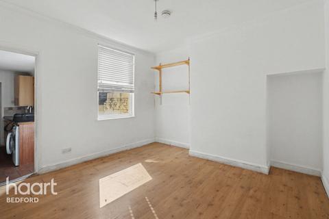 3 bedroom terraced house to rent, Commercial Road, BEDFORD