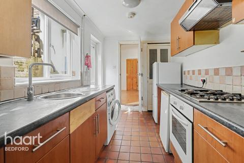 3 bedroom terraced house to rent, Commercial Road, BEDFORD