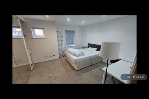 1 bedroom in a house share to rent, Ashton  St, London, E14