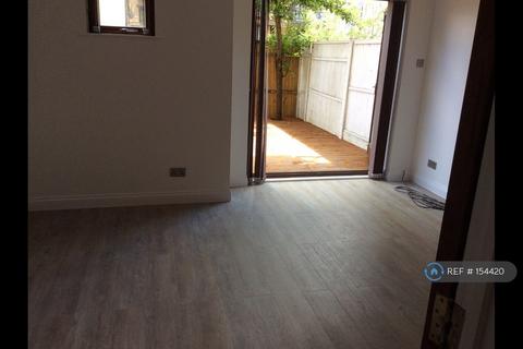 1 bedroom in a house share to rent, Ashton  St, London, E14