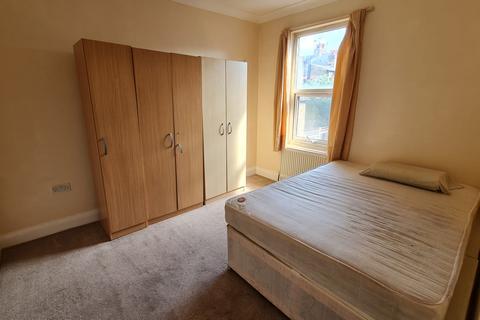 1 bedroom flat to rent, Oaklands Road, London W7