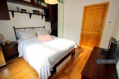 2 bedroom flat to rent, Greyhound Lane, London, SW16