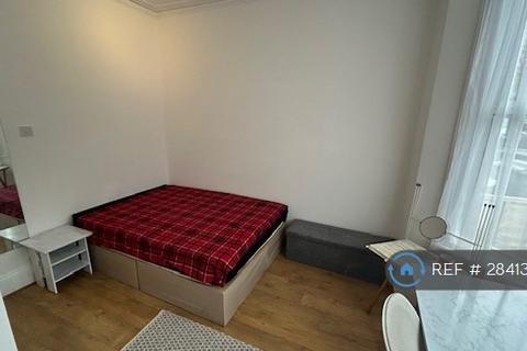 1 bedroom in a house share to rent, Windsor Road, London, NW2