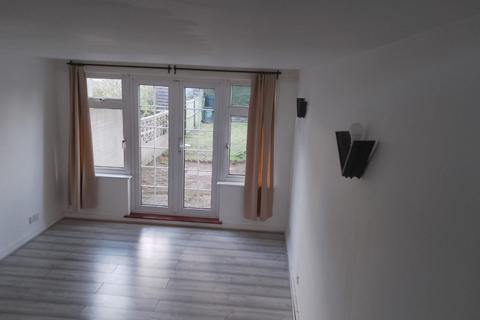 3 bedroom terraced house to rent, Aluric Close, Grays RM16