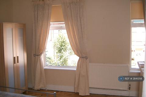 3 bedroom terraced house to rent, Thornton Road, Manchester, M14