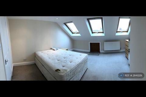 3 bedroom flat to rent, Gassiot Road, London, SW17