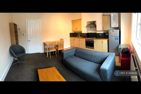 3 bedroom flat to rent, Gassiot Road, London, SW17