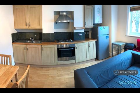 3 bedroom flat to rent, Gassiot Road, London, SW17