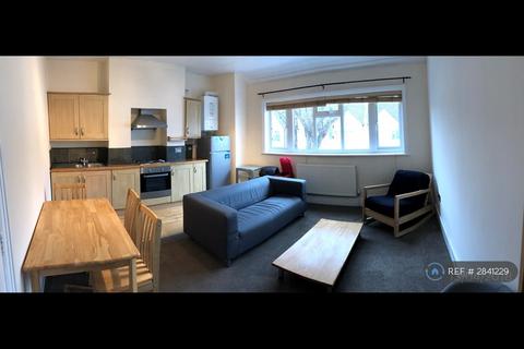 3 bedroom flat to rent, Gassiot Road, London, SW17