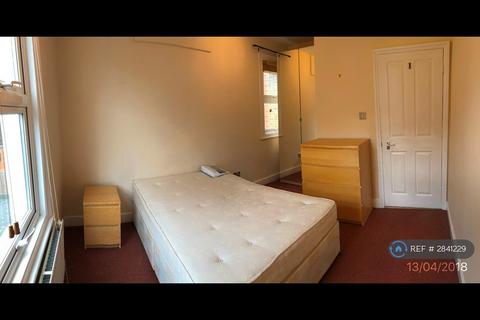 3 bedroom flat to rent, Gassiot Road, London, SW17