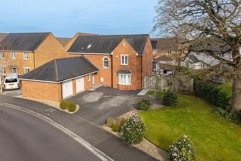 4 bedroom detached house for sale, Thestfield Drive, Staverton