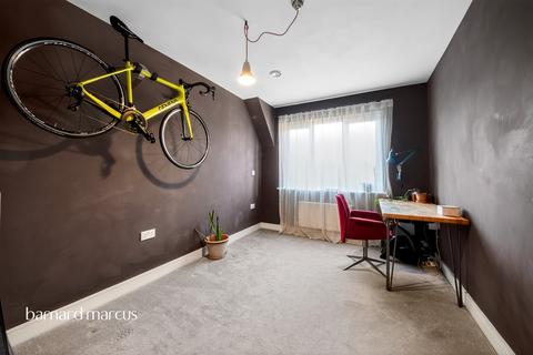 2 bedroom flat for sale, Guardhouse Way, London