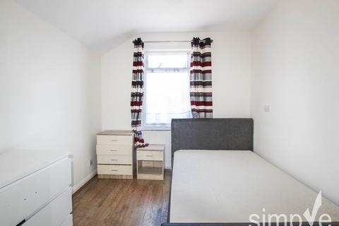 1 bedroom in a house share to rent, High Street, Harlington, Middlesex