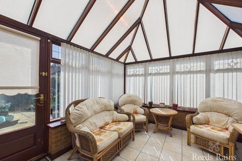 2 bedroom bungalow for sale, Tweendykes Road, Hull HU7