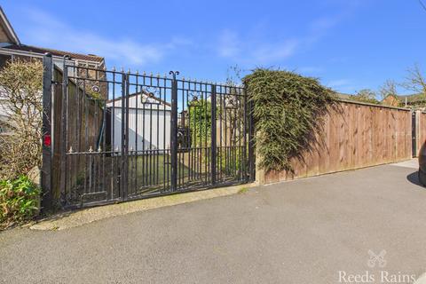 2 bedroom bungalow for sale, Tweendykes Road, Hull HU7