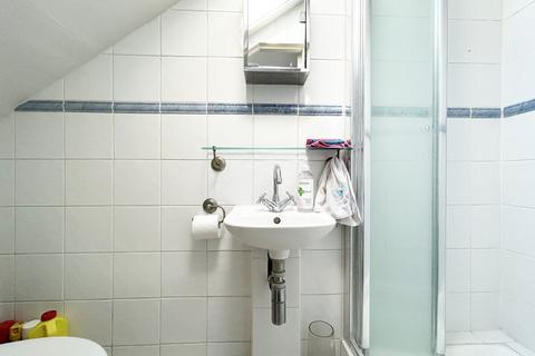 2 bedroom flat to rent, Springfield Road, London