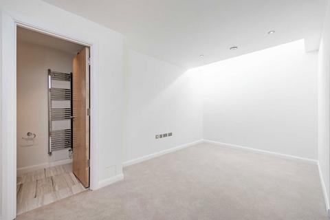 3 bedroom flat to rent, Goldhawk Road, London W12
