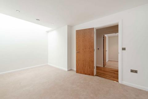 3 bedroom flat to rent, Goldhawk Road, London W12