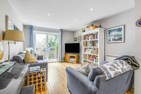 2 bedroom flat to rent, Garratt Lane, London SW18