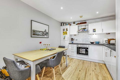 2 bedroom flat to rent, Garratt Lane, London SW18