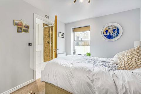 2 bedroom flat to rent, Garratt Lane, London SW18