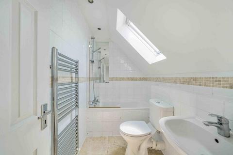 2 bedroom flat to rent, Tudor Close, London
