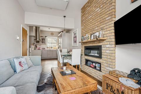 2 bedroom flat to rent, Munster Road, London