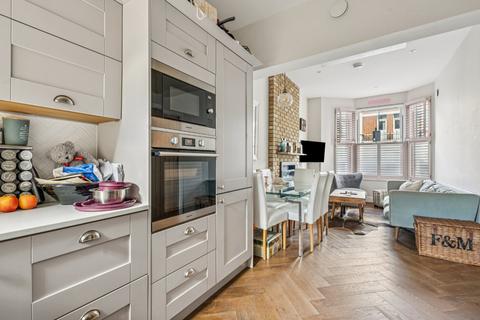 2 bedroom flat to rent, Munster Road, London
