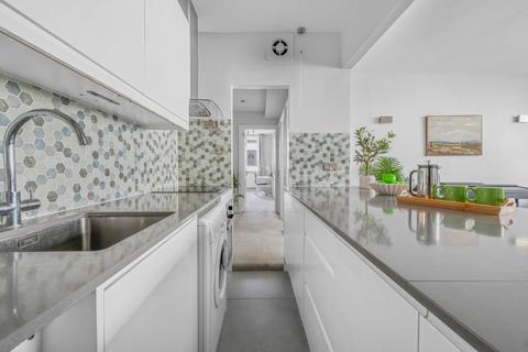 2 bedroom flat for sale, Arundel Court, 43-47 Arundel Gardens, London