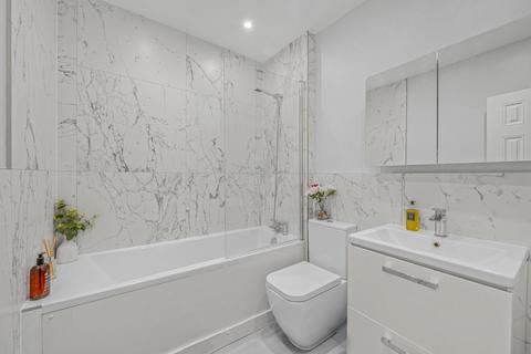 2 bedroom flat for sale, Arundel Court, 43-47 Arundel Gardens, London