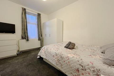 Studio to rent, Spring Grove Road, Hounslow, TW3