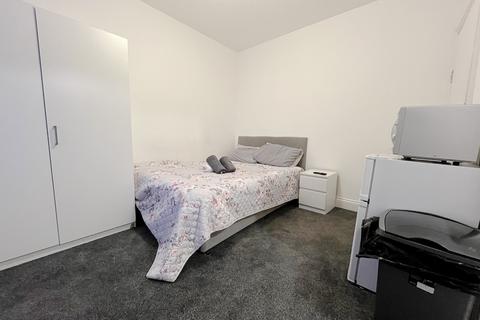 Studio to rent, Spring Grove Road, Hounslow, TW3