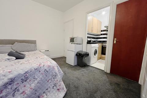 Studio to rent, Spring Grove Road, Hounslow, TW3